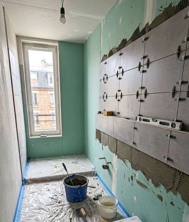 Travaux pose de faïence de salle de bains dans un appartement par CHC Habitat