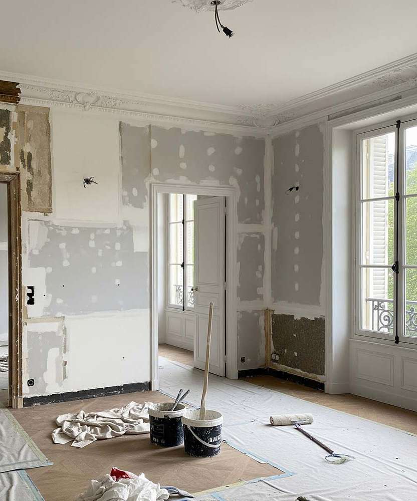 Travaux d'enduits et de peinture en cour de réalisation dans un appartement par CHC Habitat