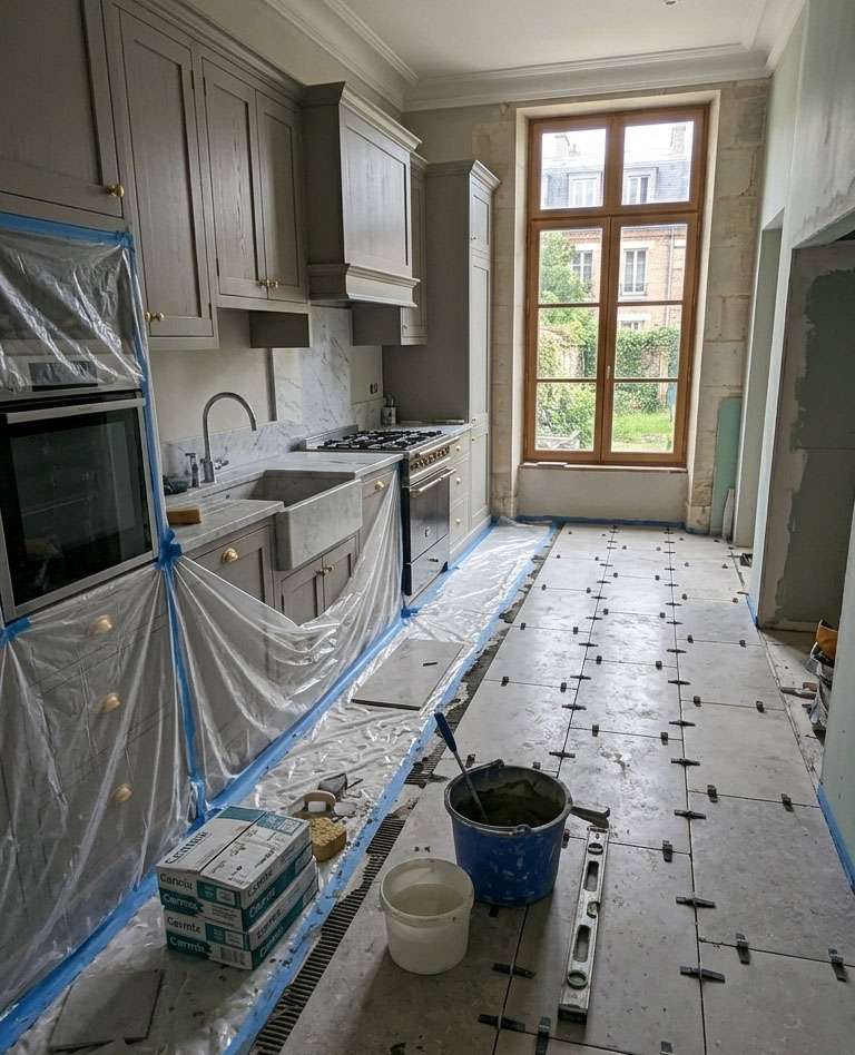 Travaux de pose de carrelage d'un appartement par CHC Habitat