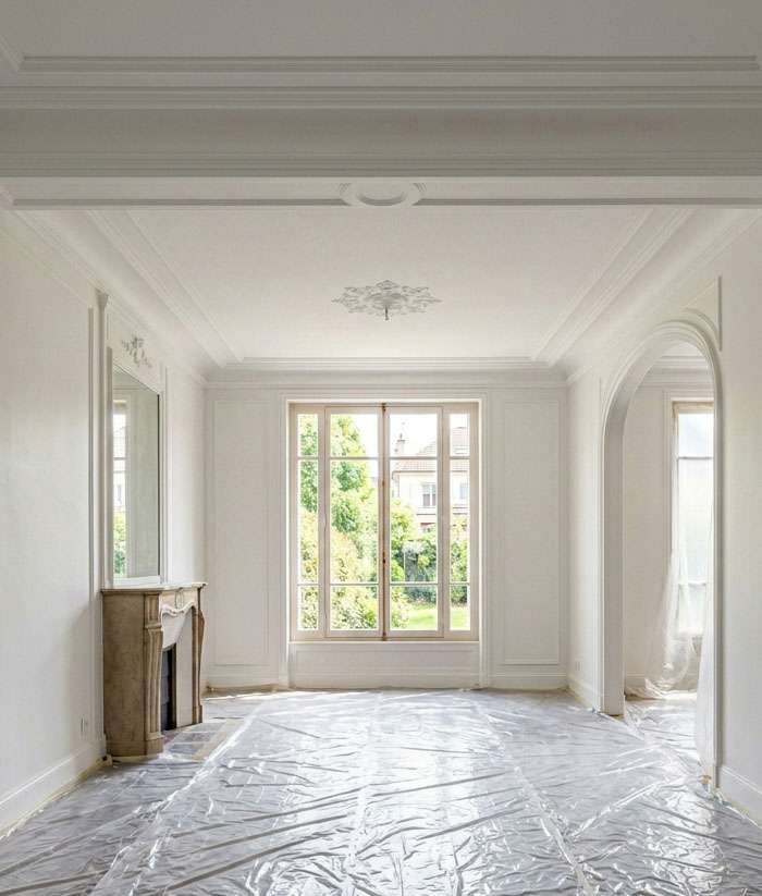 Travaux d'enduits et de peinture en cour de réalisation dans une maison par CHC Habitat